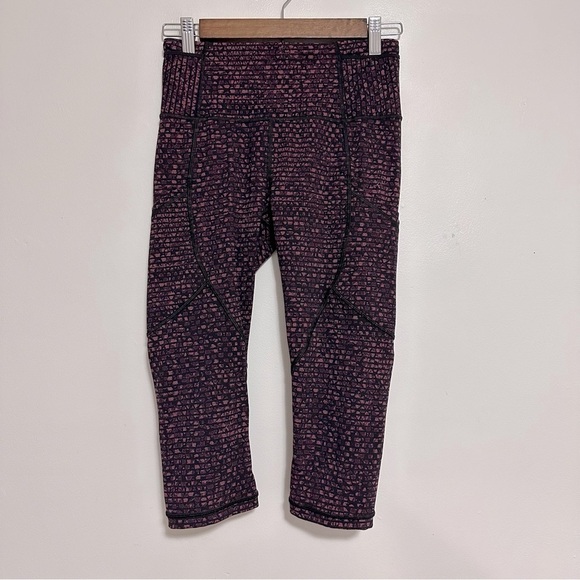 Lululemon Mesh Outrun 17” Crop Leggings in Shatter Weave Dust Coral Plum / Black - Picture 5 of 10